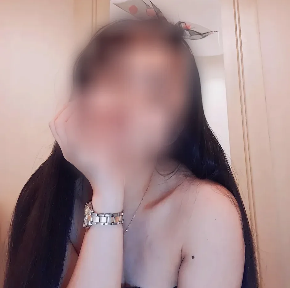 Alexandra, 32