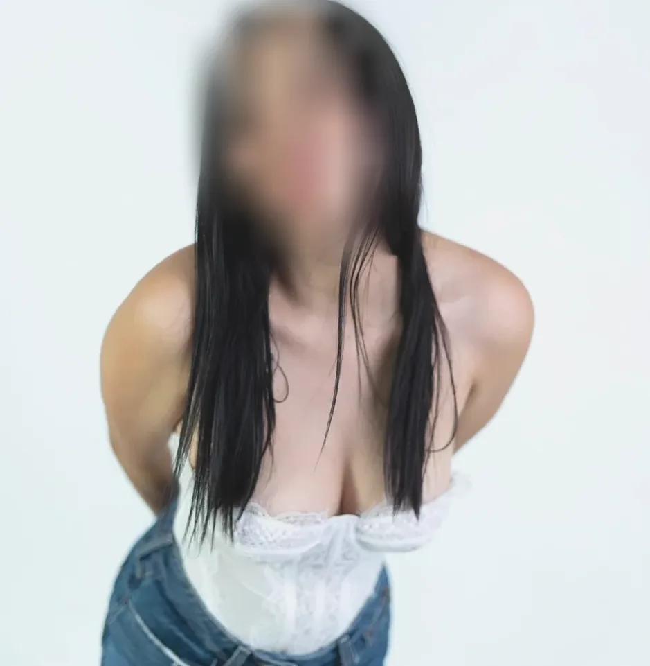Alexandra, 23