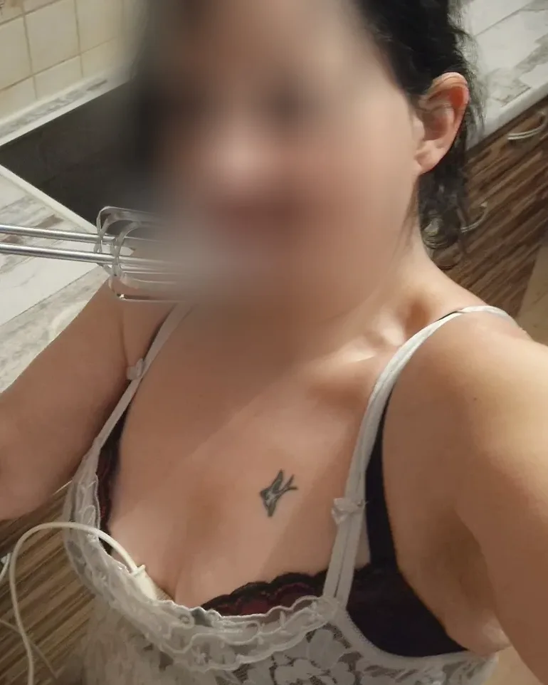 Amina, 36