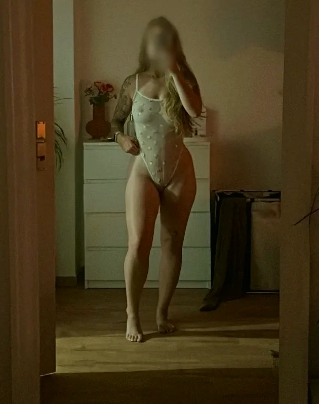 Corinna, 25