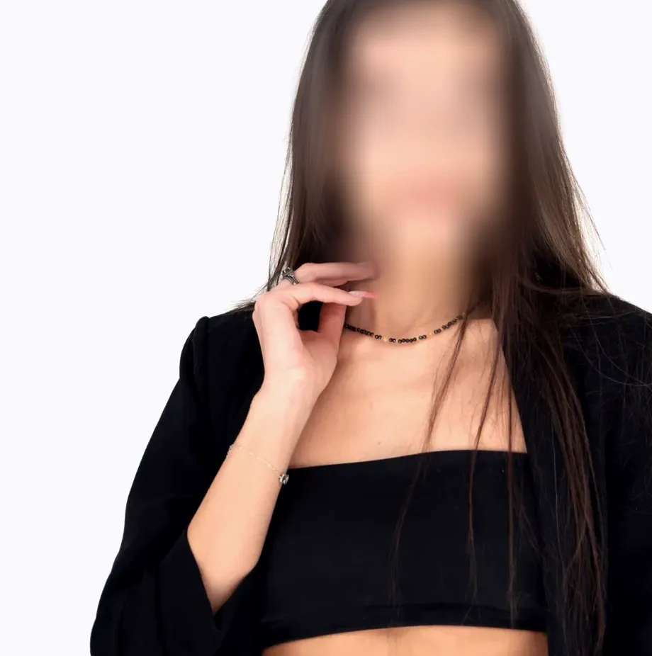 Elif, 28